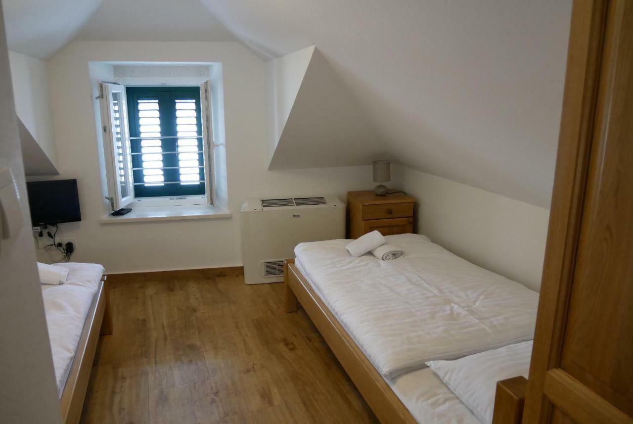 Guest House Jere Old Town โรกอซนิซา ภายนอก รูปภาพ